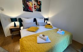 Modernes Apartment Mit Balkon Und Parkplatz Zentrum
